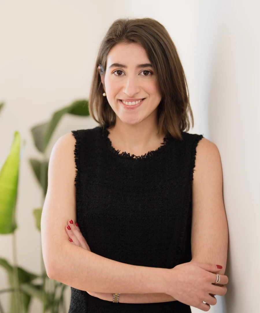 Beatriz, Associate